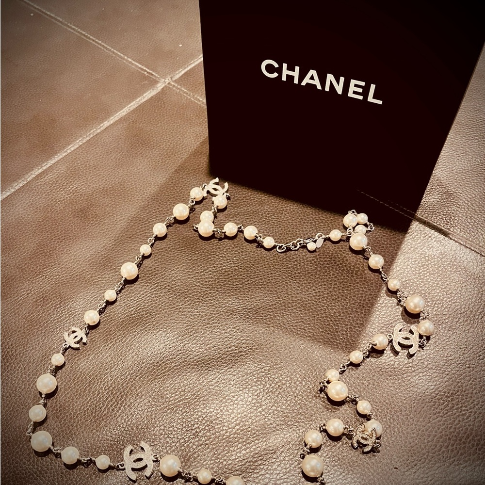 Authentic Chanel classic silver 5 CC pearl necklace - Picture 3 of 7